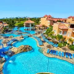 Idealne miejsce na aruba wakacje: luksusowy resort z basenami, zjeżdżalniami i palmami.