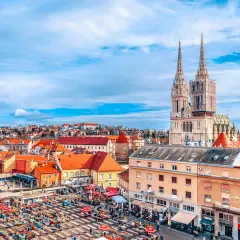 Widok na plac z kawiarniami i katedrę w Zagrzebiu, stolicy Chorwacji.
