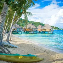 Rajska plaża z domkami na wodzie i kajakiem. Warto zapłacić opłatę klimatyczną za taki widok!