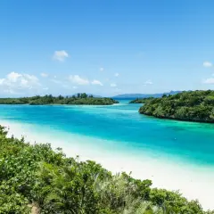 Rajska plaża z turkusową wodą i zielonymi wyspami, idealne miejsce na Japonia wycieczka objazdowa.