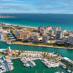 Widok na La Manga, Hiszpania: luksusowe apartamenty i pełne jachtów mariny nad turkusowym morzem.