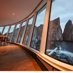 Widok z okna statku podczas galapagos wycieczka. Dwie skaliste wyspy w oceanie, przed nimi pokład statku.