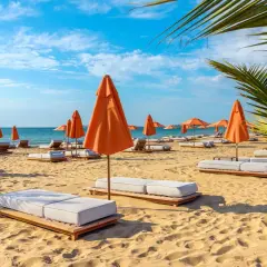 Słoneczna plaża na Złotych Piaskach w Bułgarii. Leżaki i pomarańczowe parasole czekają na turystów, oferując relaks wśród pięknych widoków. To idealne miejsce na wakacyjne atrakcje.
