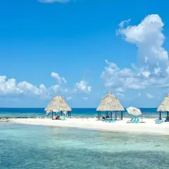 Idealne belize wakacje: biała plaża, turkusowa woda, palmy i słońce. Raj na ziemi.