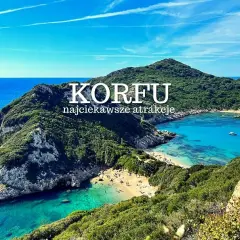 Widok na zatokę z turkusową wodą i plażą, otoczoną zielonymi wzgórzami. To idealne miejsce na wakacje w Korfu.