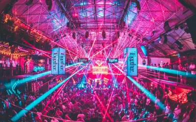 Niesamowite ibiza imprezy w klubie z laserami i tłumem bawiącym się w rytm muzyki.