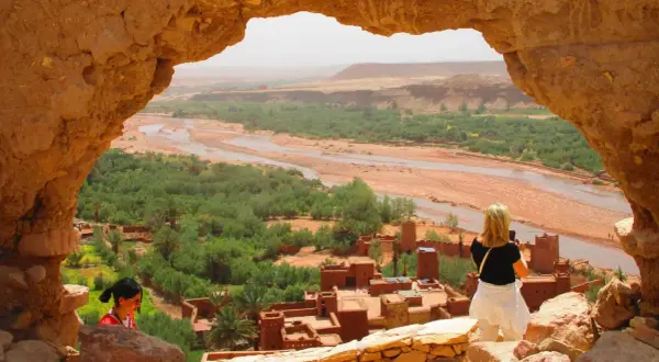 Maroko, wrzesień. Piękna pogoda na zwiedzanie Ait Ben Haddou. Widok na dolinę rzeki i tradycyjne budowle.