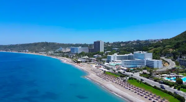 Piękna plaża w Ixia Rodos, z hotelami i turkusowym morzem. Idealne miejsce na wakacje.