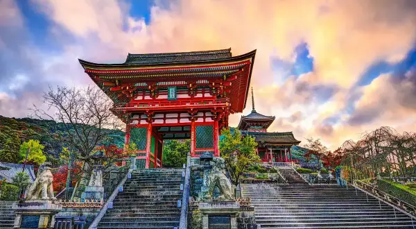 Japonia wycieczka Itaka: majestatyczna brama świątyni Kiyomizu-dera w Kioto, schody i kamienne lwy.