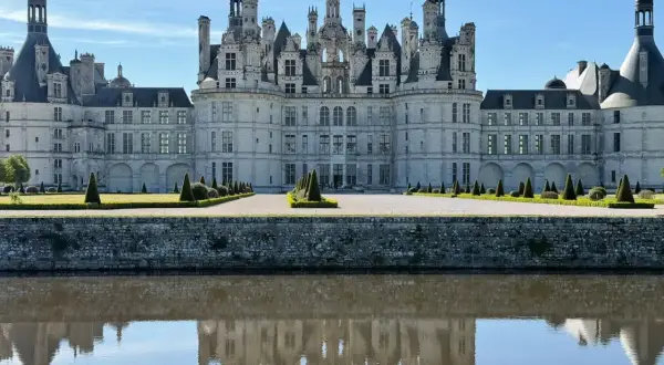Zamek Chambord, jeden z najpiękniejszych we Francji, odbija się w wodzie. Poznaj ciekawostki o Francji!
