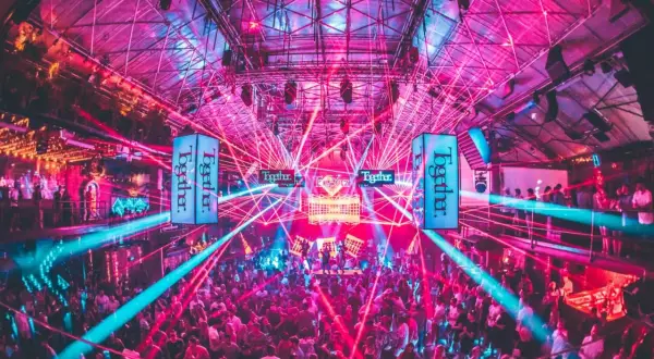 Niesamowite ibiza imprezy w klubie z laserami i tłumem bawiącym się w rytm muzyki.