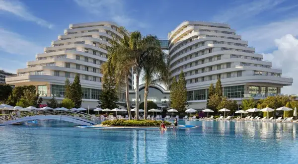Lara, Turcja: nowoczesny hotel z basenem i palmami, idealne miejsce na wakacje.