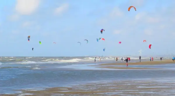 Holandia nad Morzem Północnym: Odkryj plaże, Morze Wattowe i atrakcje