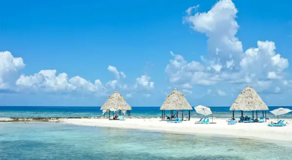 Idealne belize wakacje: biała plaża, turkusowa woda, palmy i słońce. Raj na ziemi.
