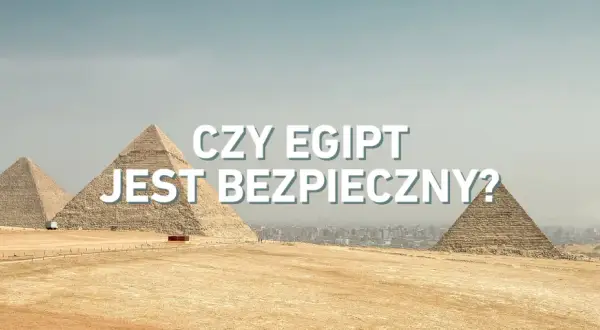 Piramidy w Gizie na tle miasta. Napis: "Czy Egipt jest bezpieczny?". Analiza sytuacji w Egipcie dzisiaj.