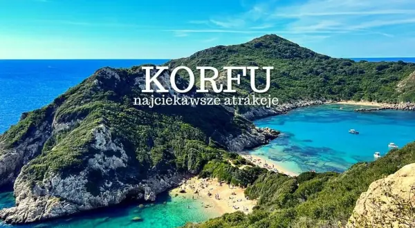 Widok na zatokę z turkusową wodą i plażą, otoczoną zielonymi wzgórzami. To idealne miejsce na wakacje w Korfu.