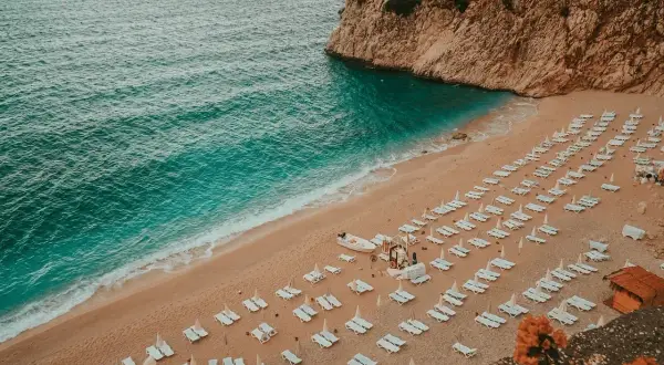 Idealne miejsce, by pomyśleć, gdzie do Turcji na wakacje. Pusta plaża z rzędami leżaków i turkusowa woda.