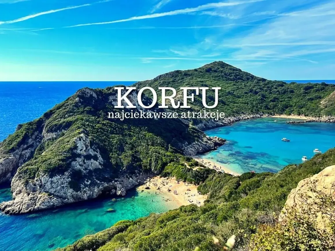 Widok na zatokę z turkusową wodą i plażą, otoczoną zielonymi wzgórzami. To idealne miejsce na wakacje w Korfu.