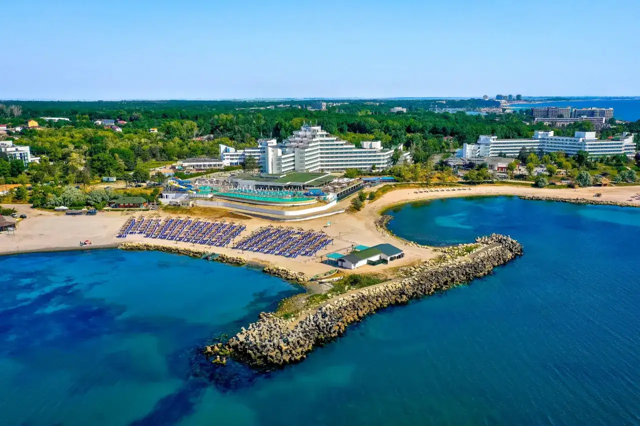 Piękny widok na wybrzeże Morza Czarnego, idealne miejsce na wakacje w Rumunii. Hotel z basenem i plażą pełną leżaków.