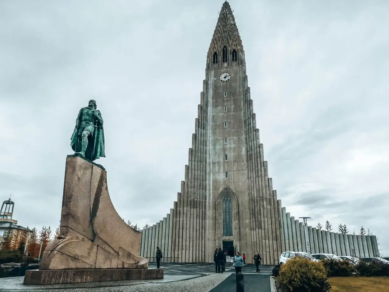 Hallgrímskirkja, symbol stolicy Islandii, wznosi się dumnie obok pomnika Leifa Erikssona.