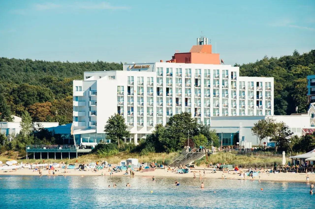 Amber Baltic w Międzyzdrojach, nowoczesny hotel z widokiem na plażę i morze.