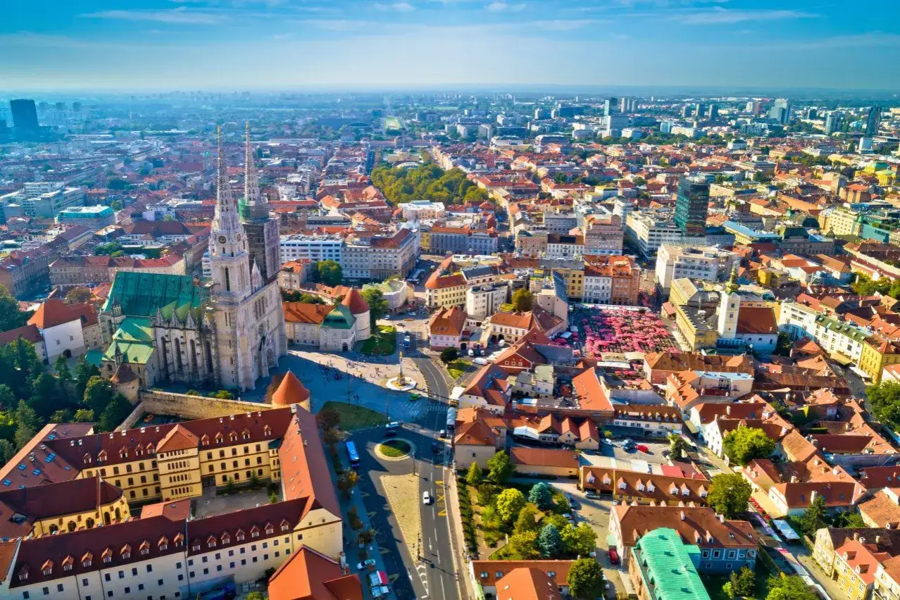 Widok z lotu ptaka na Zagrzeb, stolicę Chorwacji, z katedrą i rynkiem.