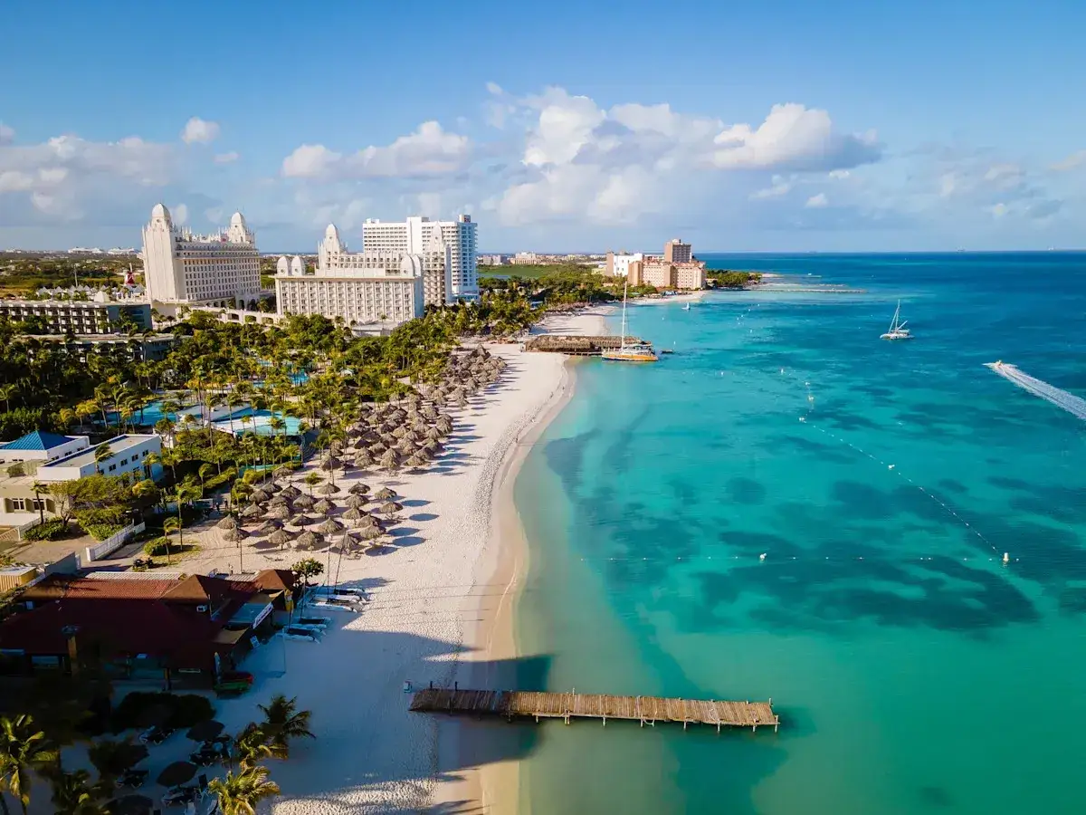 Idealne aruba wakacje: biała plaża, turkusowe morze, palmy i luksusowe hotele. Raj na ziemi!