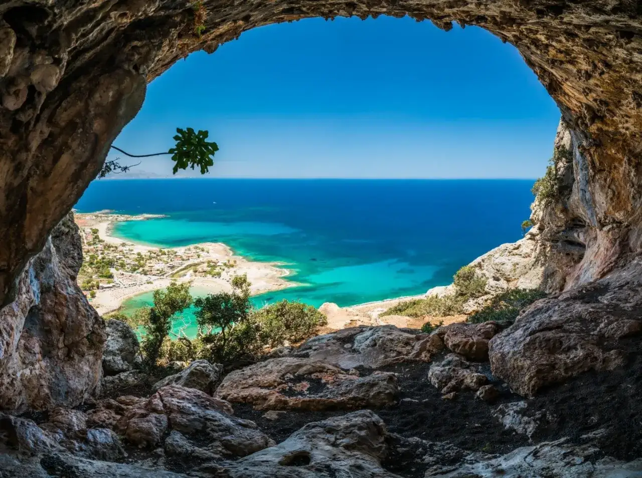 Widok z jaskini na turkusowe morze i plaże w okolicach Heraklionu.