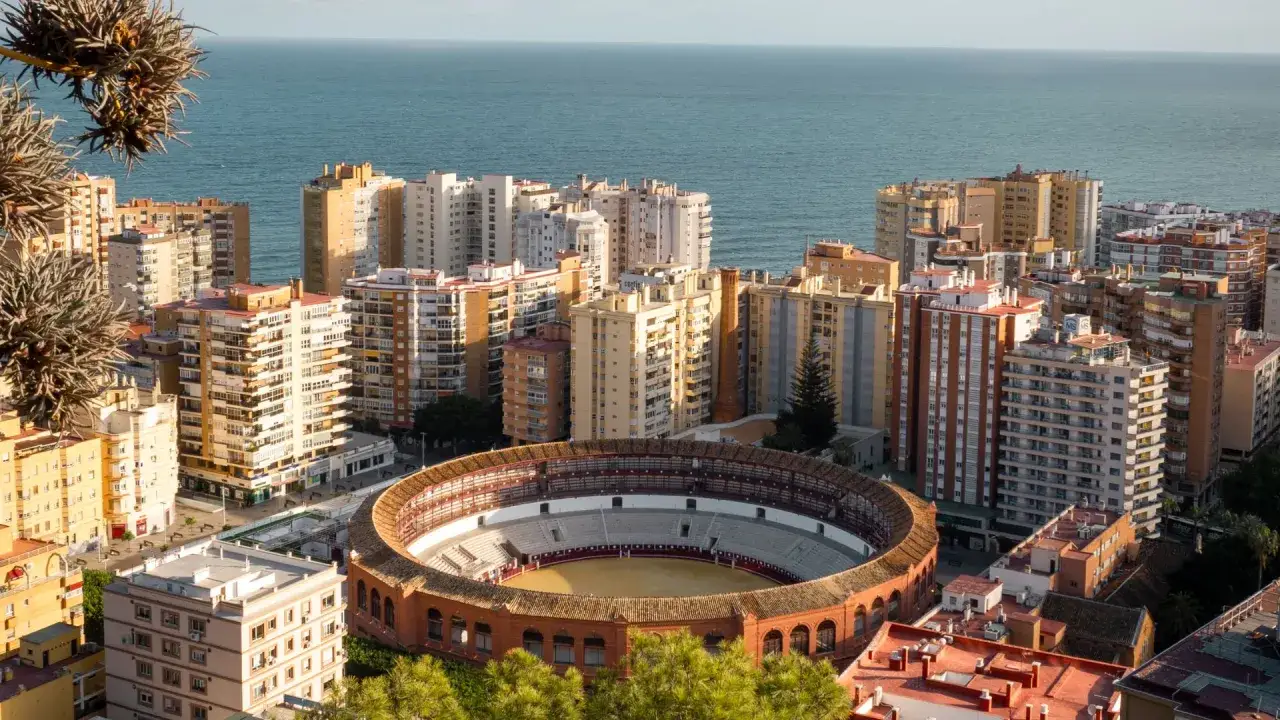 Malaga co zobaczyć? Arena La Malagueta i nadmorska zabudowa miasta.