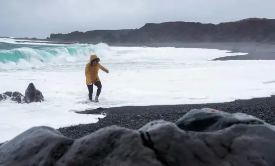 Reynisfjara - czarna plaża na Islandii. Jak zwiedzać bezpiecznie?